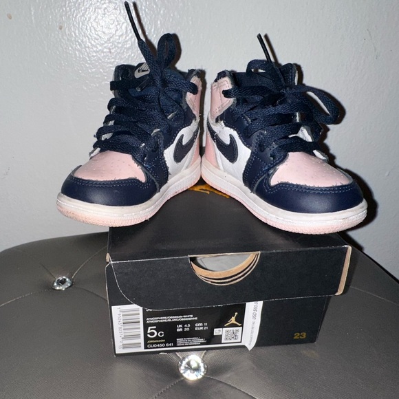 Barely worn Jordan 1s excellent condition original box size 5c - Picture 6 of 7